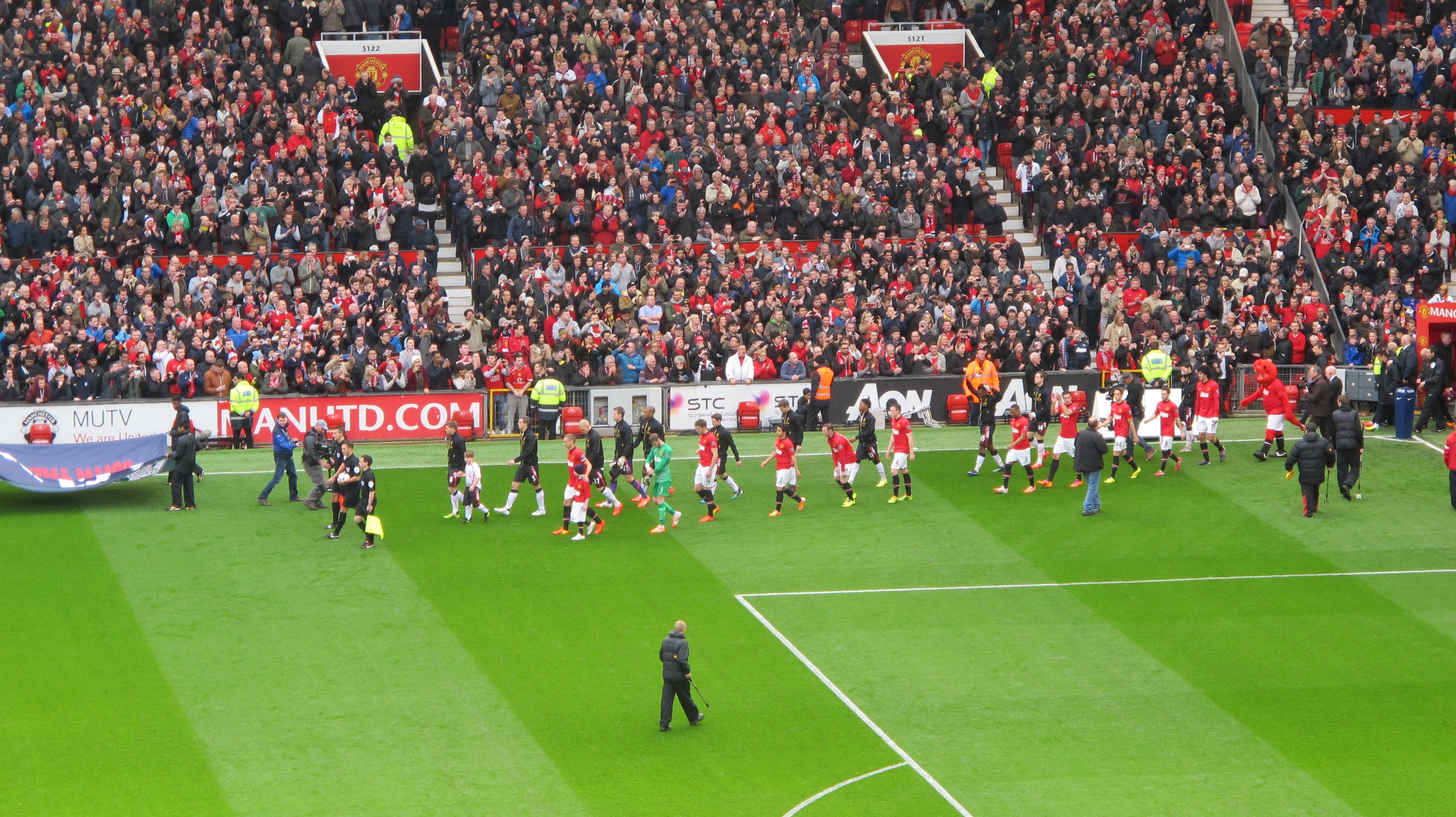 “Hãy một lần ngồi trên khán đài Old Trafford” - 1 Tiếng hò reo rần vang khi cầu thủ hai đội tiến ra sân cỏ