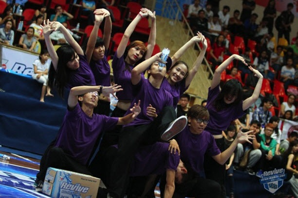 Nhảy đối kháng Revive VUG 2014 - Sự đột phá trong những màn trình diễn sáng tạo - 2 ĐH Bách khoa với những vũ điệu mạnh mẽ đã thuyết phục được đông đảo các
bạn sinh viên cũng như BGK