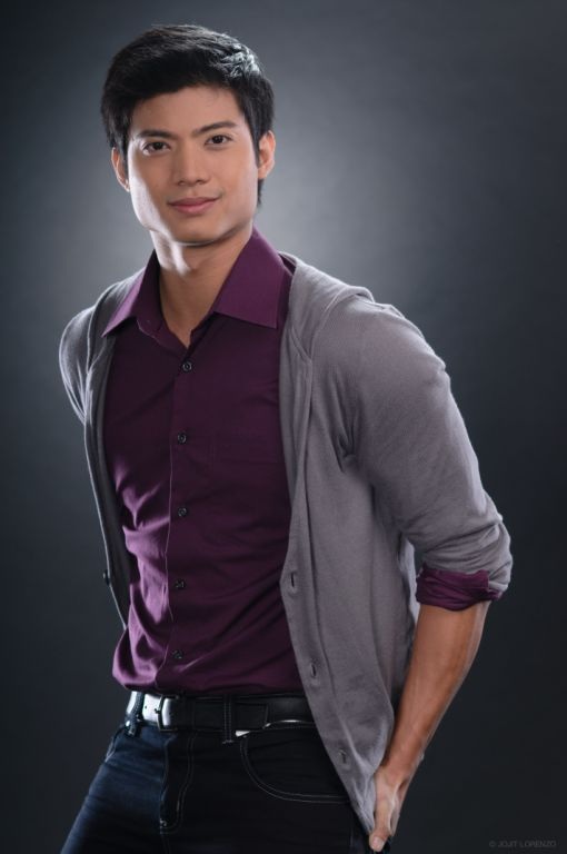 Mikael Daez - Mỹ nam "sống thử" với điện ảnh - 1 Sở hữu gương mặt góc cạnh cực nam tính cùng nụ cười bừng sáng,