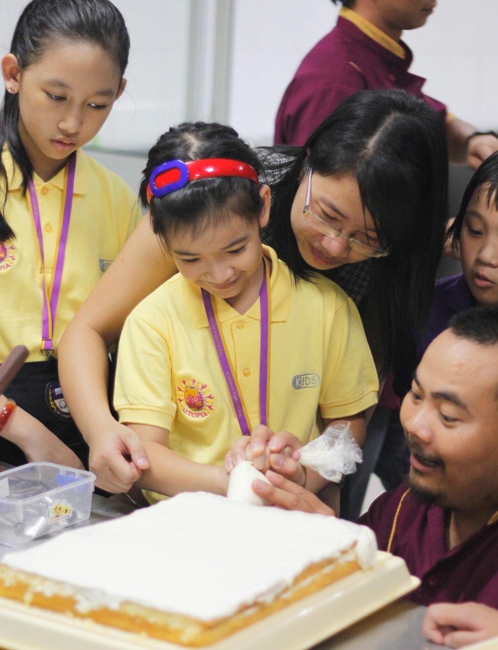 Các em tập làm bánh.