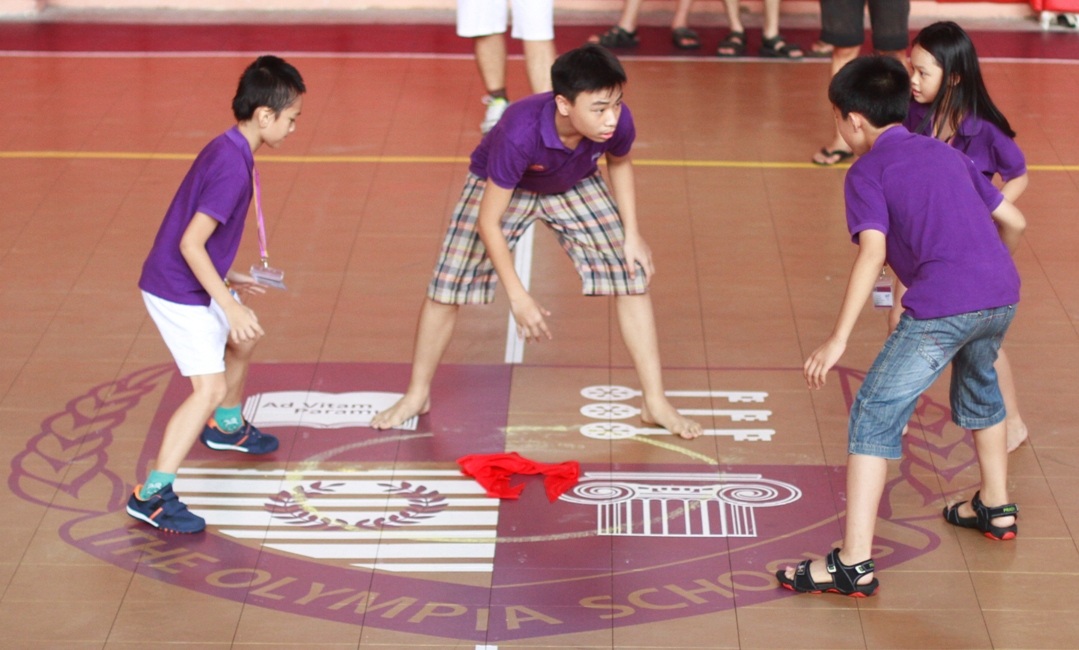 Các em cùng tham gia các môn thể thao trong Trại hè.