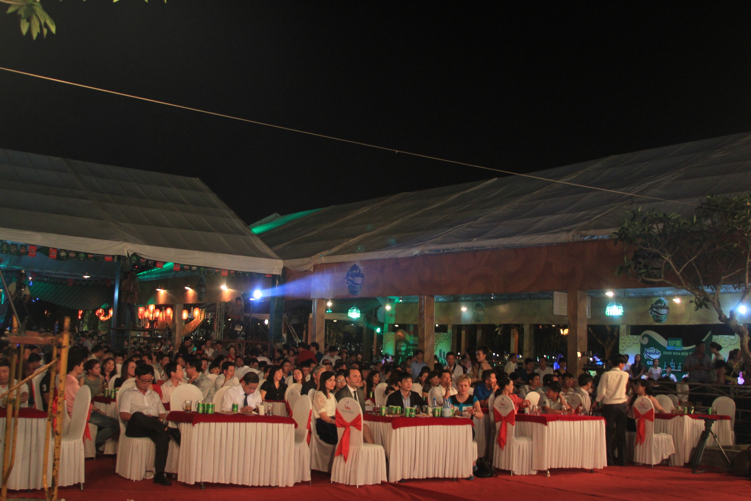 Lễ hội bia Huế 2014: Kết nối tinh hoa - 1 Đông đảo du khách đến với Lễ hội Bia Huế 2014