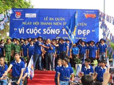 MC, diễn viên Quyền Linh đồng hành Lễ ra quân cùng sơn Spec - 3 Đại sứ Quyền Linh đến từng hộ dân để phát tờ rơi tuyên truyền tiết kiệm điện nước.