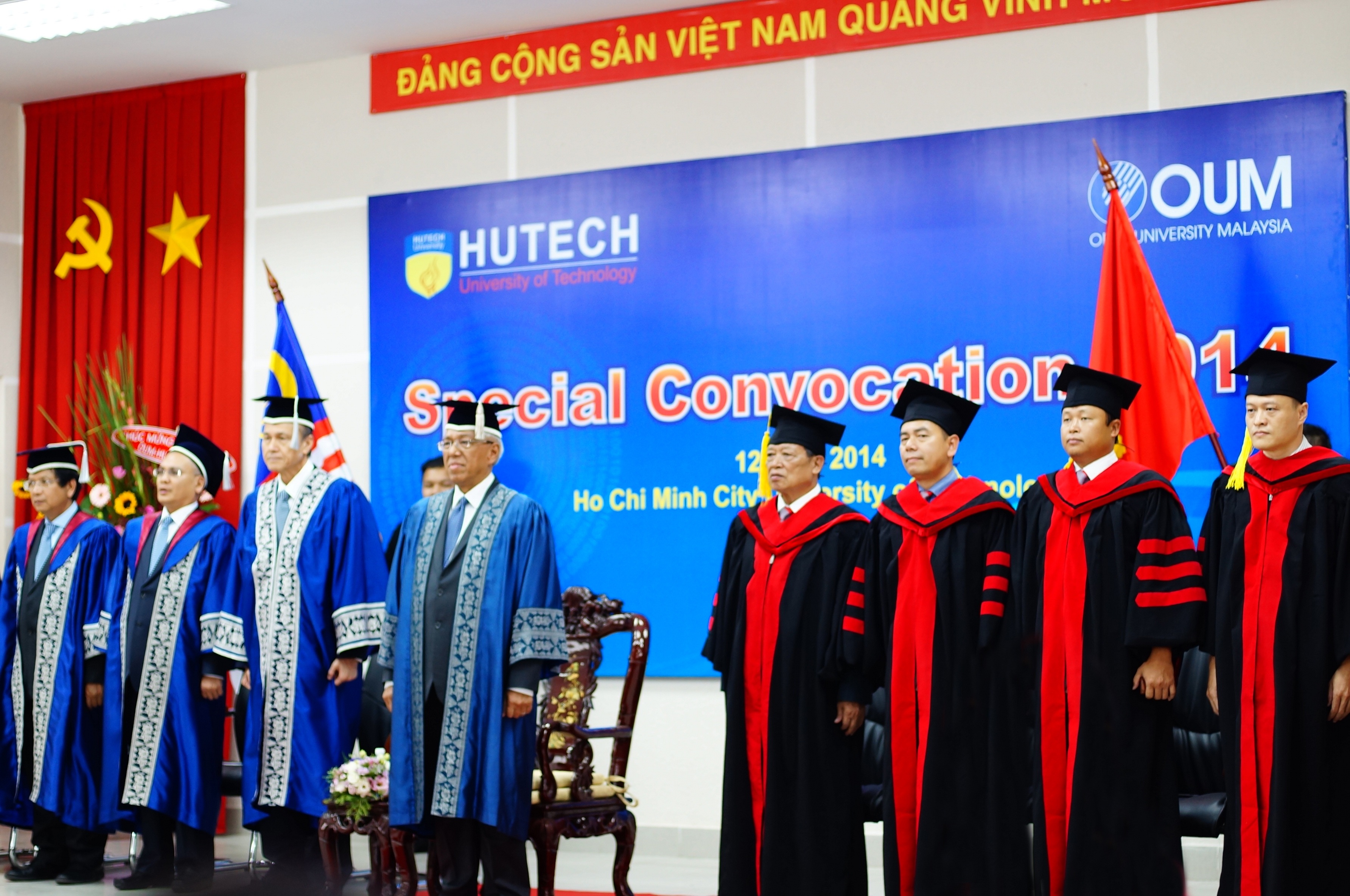 Ban Giám Hiệu, HĐQT HUTECH và Lãnh đạo OUM tại Lễ tốt nghiệp.