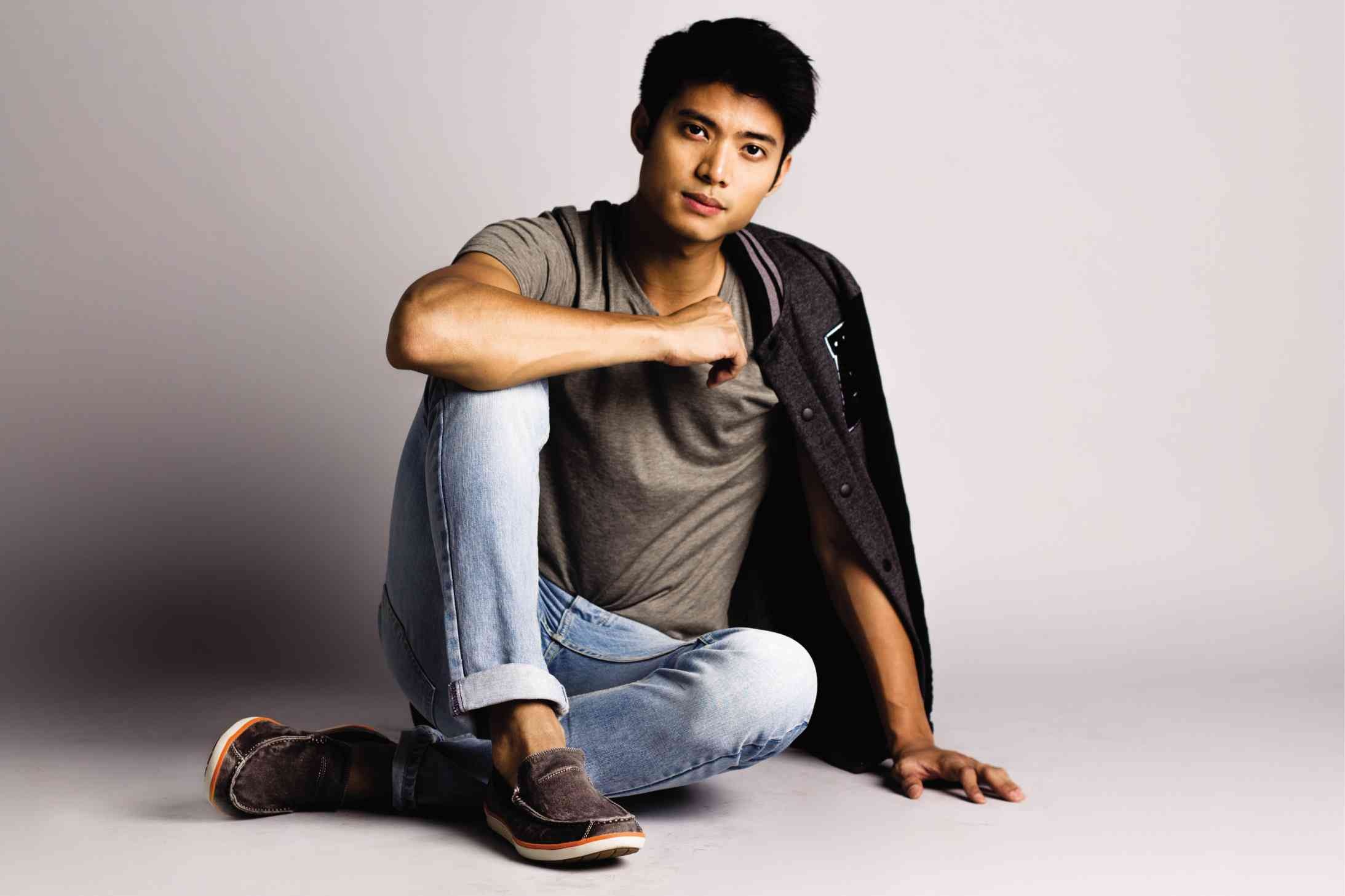 Mikael Daez - Mỹ nam "sống thử" với điện ảnh - 4 Sở hữu gương mặt góc cạnh cực nam tính cùng nụ cười bừng sáng,