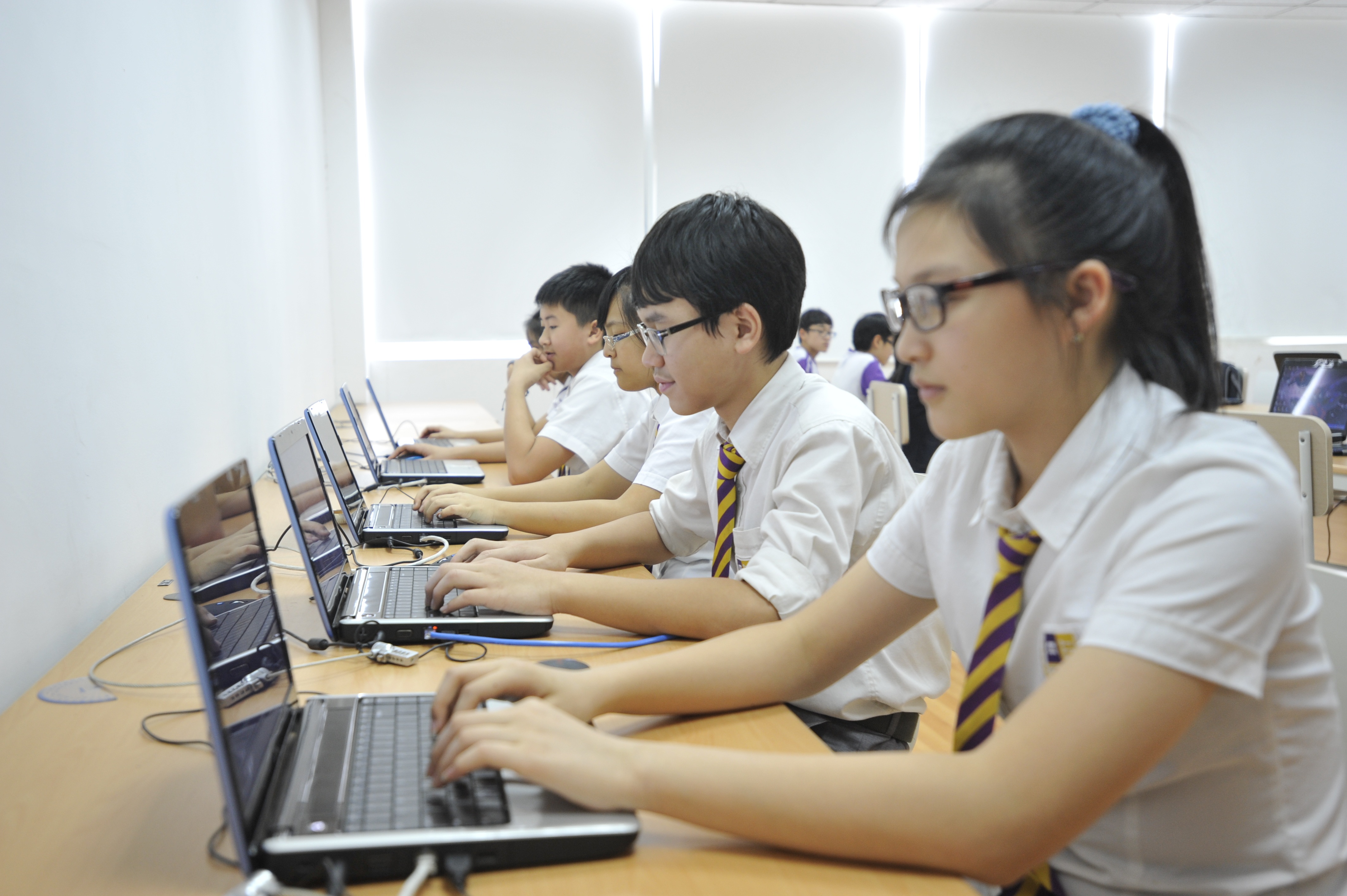 Mạng xã hội là nơi trẻ hòa đồng và kết bạn với nhau.