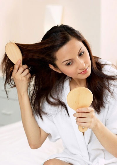 Chứng rụng tóc ở nữ trong mùa nóng - 1 Nắng nóng khiến nhiều phụ nữ đối mặt với chứng rụng tóc