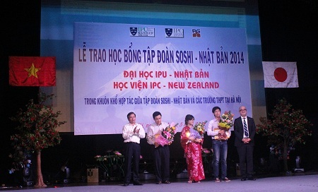 3 học sinh xuất sắc nhận học bổng 100% học phí.