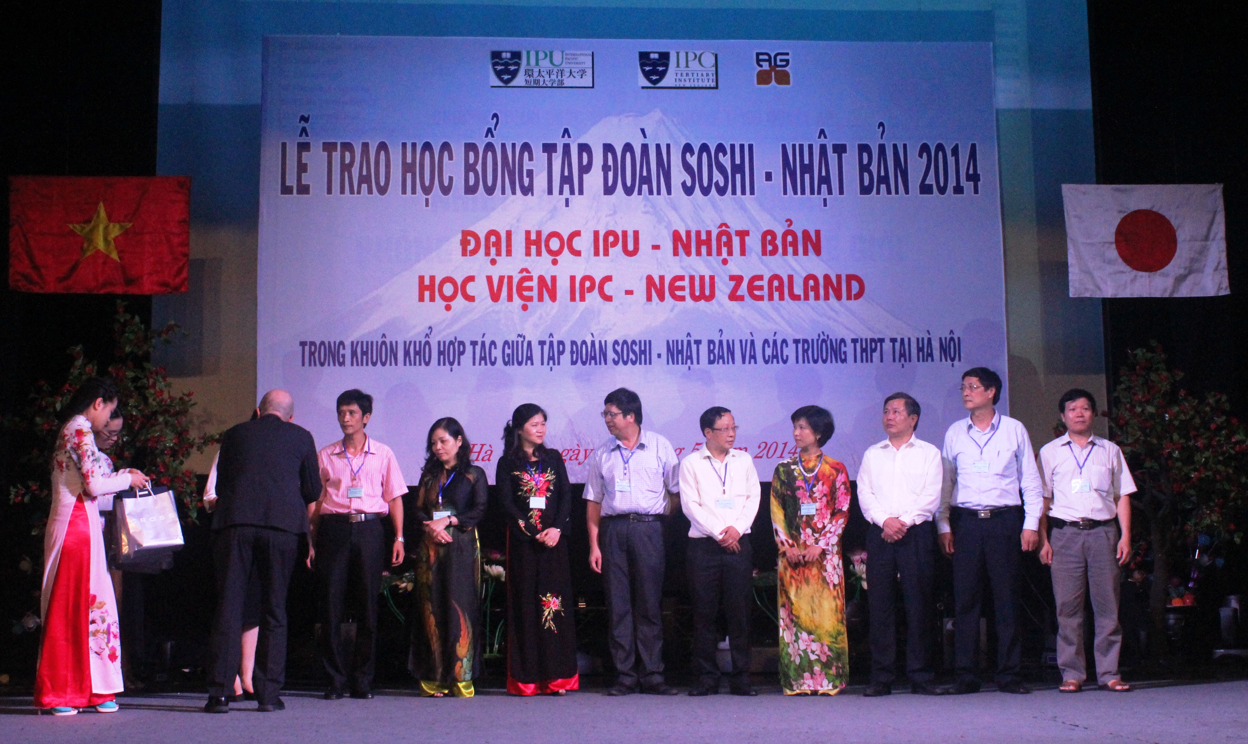 Hiệu trưởng các trường THPT Hà Nội có học sinh nhận học bổng.