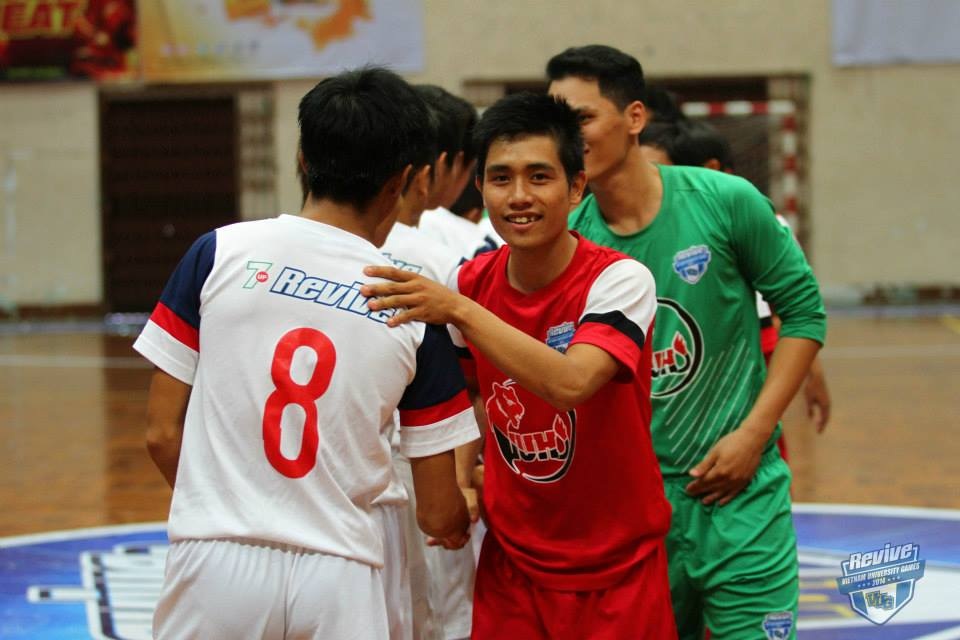 Những khoảnh khắc khó quên trong Revive VUG 2014 - 1 Đại học Hồng Bàng và đại học Công nghiệp
trong trận chung kết khu vực nảy lửa