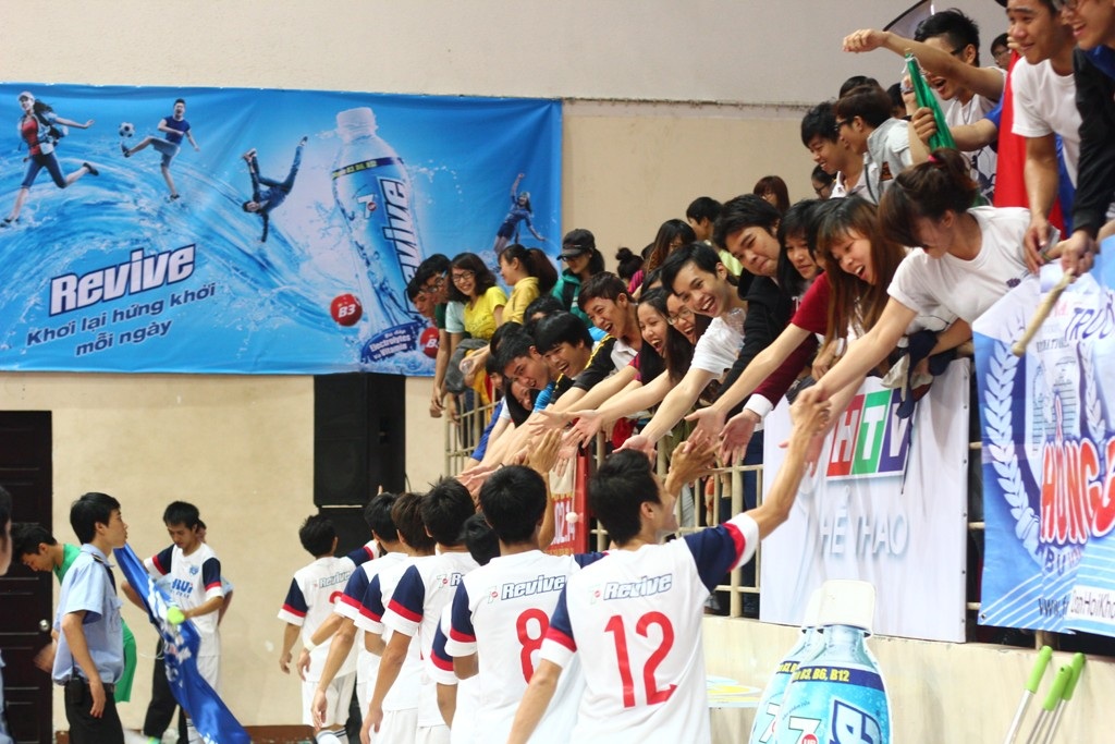 Những khoảnh khắc khó quên trong Revive VUG 2014 - 2 Đội ĐH Hồng Bàng trong vòng tay của
cổ động viên