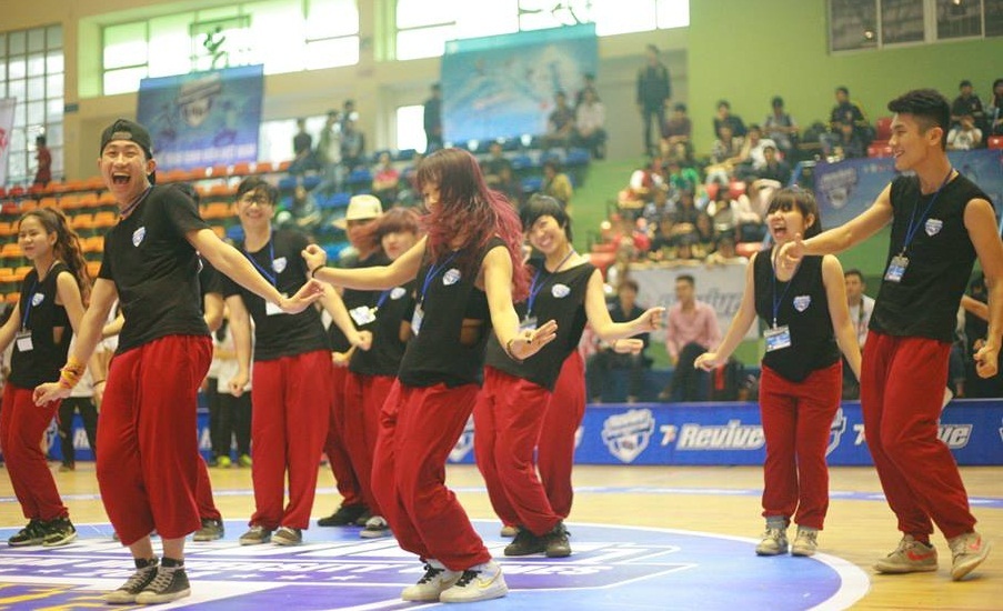 Những khoảnh khắc khó quên trong Revive VUG 2014 - 6 ĐH Thăng Long luôn có những tiết mục
cực kì ấn tượng