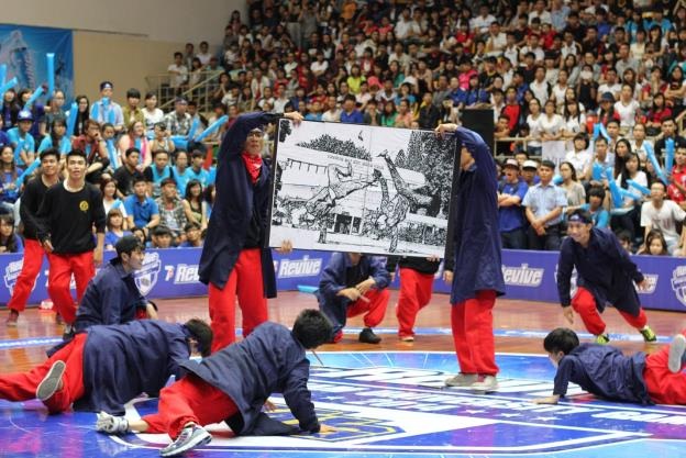 Những khoảnh khắc khó quên trong Revive VUG 2014 - 7 Vừa nhảy đối kháng vừa
vẽ tranh – tiết mục độc đáo của ĐH Bách Khoa