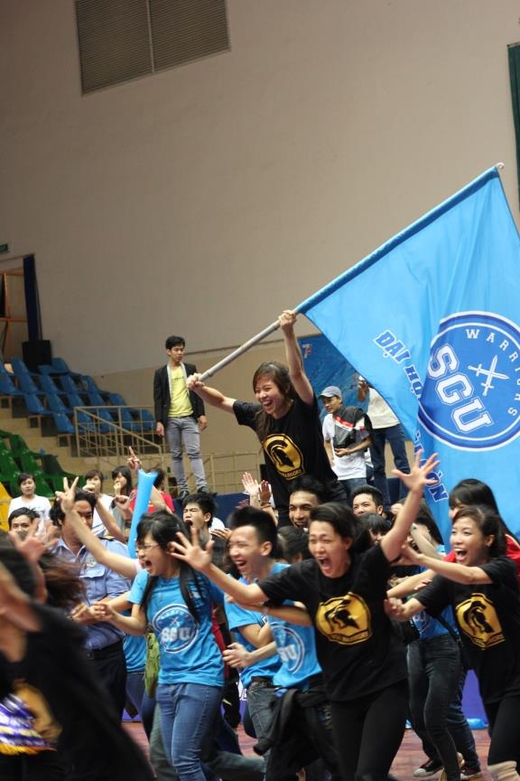 Những khoảnh khắc khó quên trong Revive VUG 2014 - 9 Cổ động viên ĐH Sài Gòn vỡ òa trong chiến
thắng của đội nhà trong hạng mục nhảy đối kháng