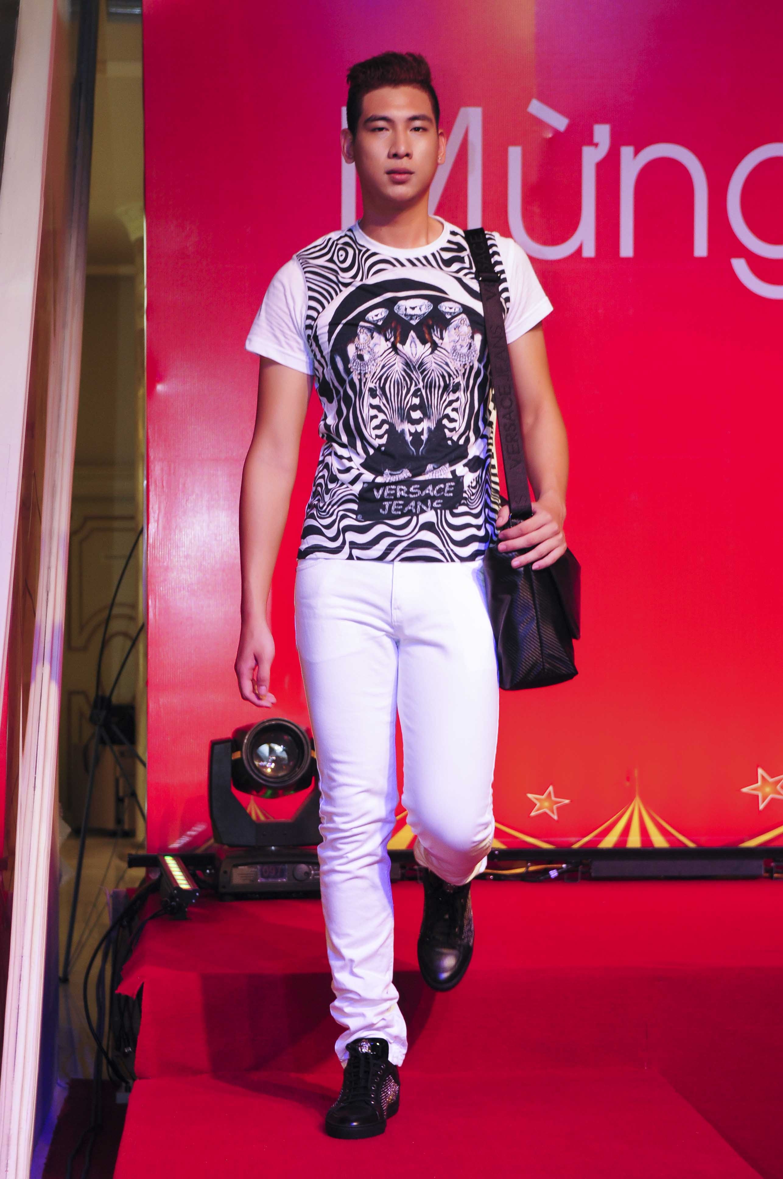 Versace Jeans giới thiệu BST Xuân Hè 2014 tại Tràng Tiền Plaza