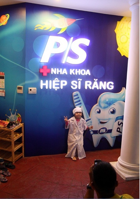 Thần đồng Đỗ Nhật Nam hớn hở vì có bạn đồng hành tới Ấn Độ - 3 Các bạn nhỏ nhập vai làm nha sĩ.