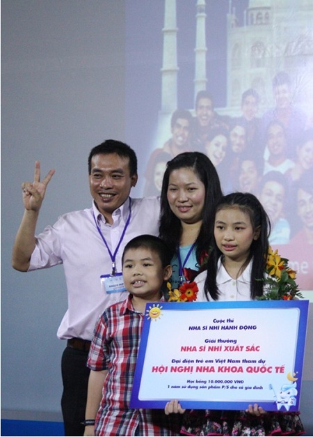 Thần đồng Đỗ Nhật Nam hớn hở vì có bạn đồng hành tới Ấn Độ - 11 GiaȠđình của Minh
Thư chụp ảnh kỉ niệm cùng nhau.