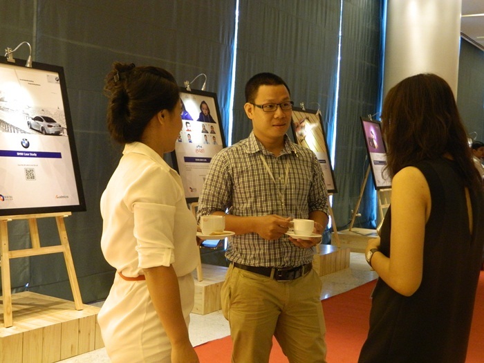 Khách tham gia trao đổi trong không gian triển lãm