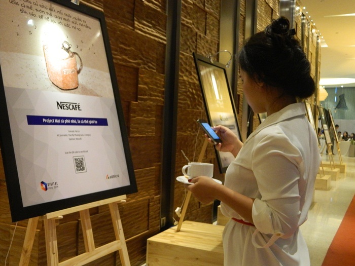 Bà Trâm đến từ Castrol đang trải nghiệm chiến dịch content marketing tiêu biểu