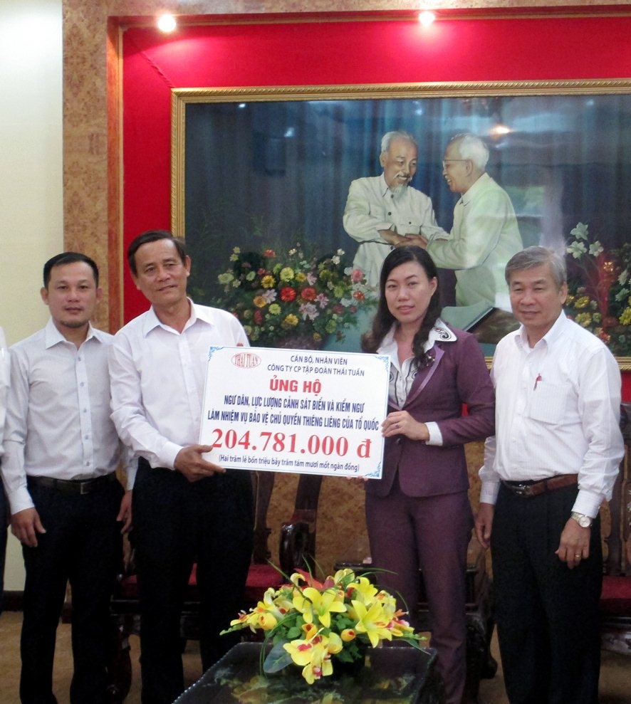 Thái Tuấn chung tay hướng về biển đảo quê hương - 1 Thái Tuấn chung tay hướng về biển đảo quê hương