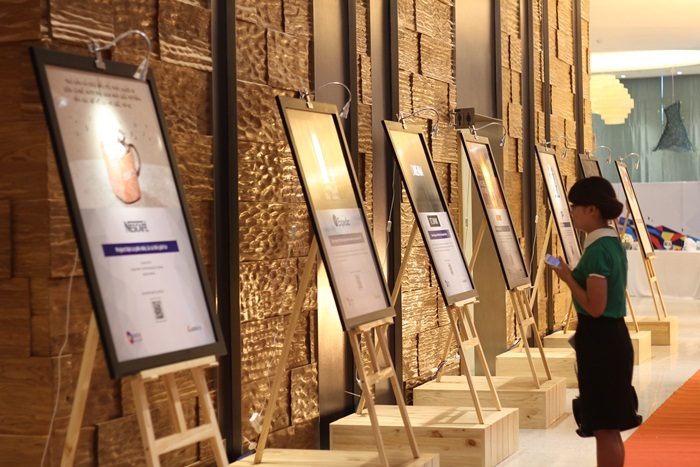 Khách tham gia trao đổi trong không gian triển lãm