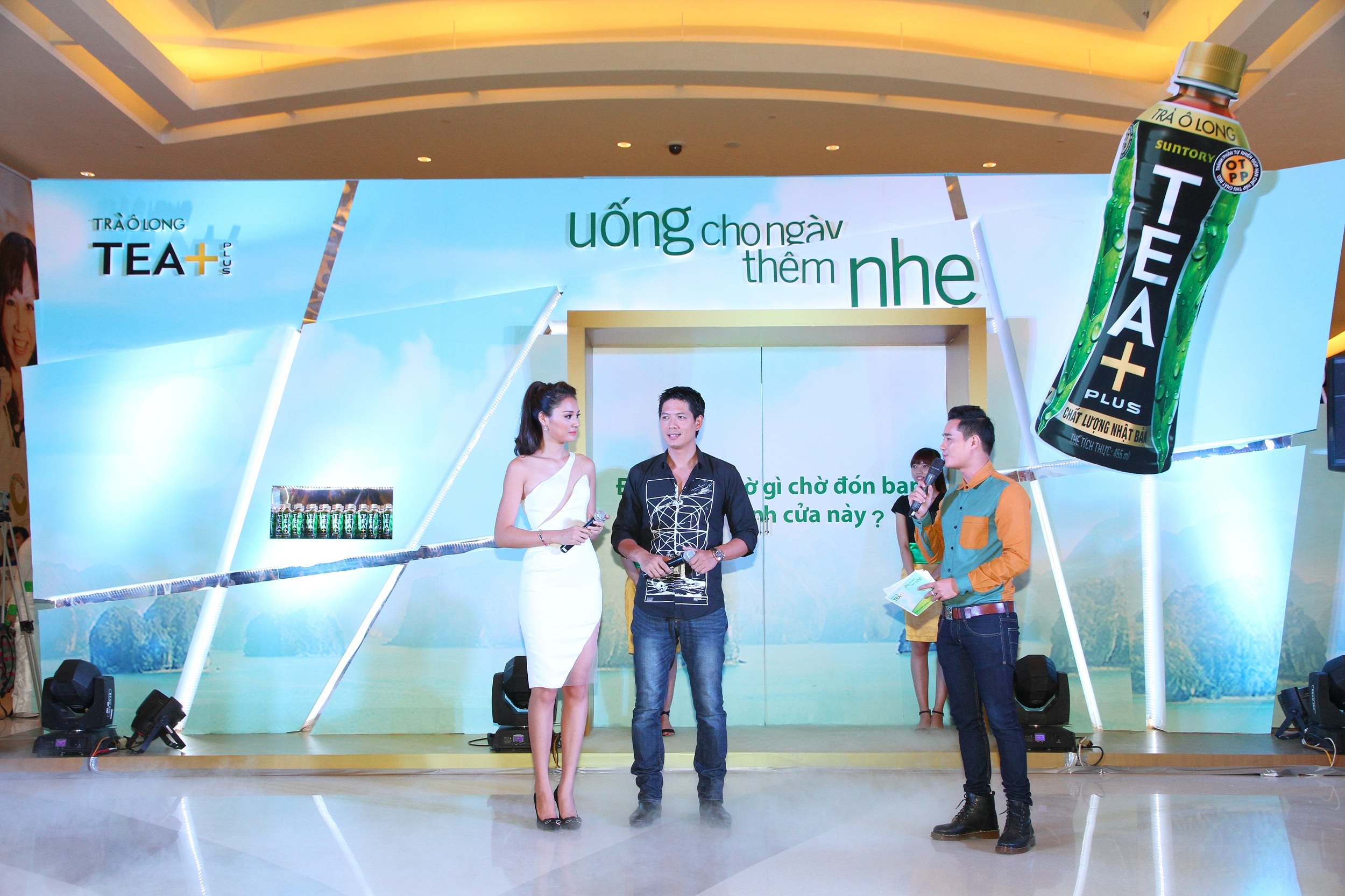 Hương Giang rạng ngời và xinh đẹp với màu trắng