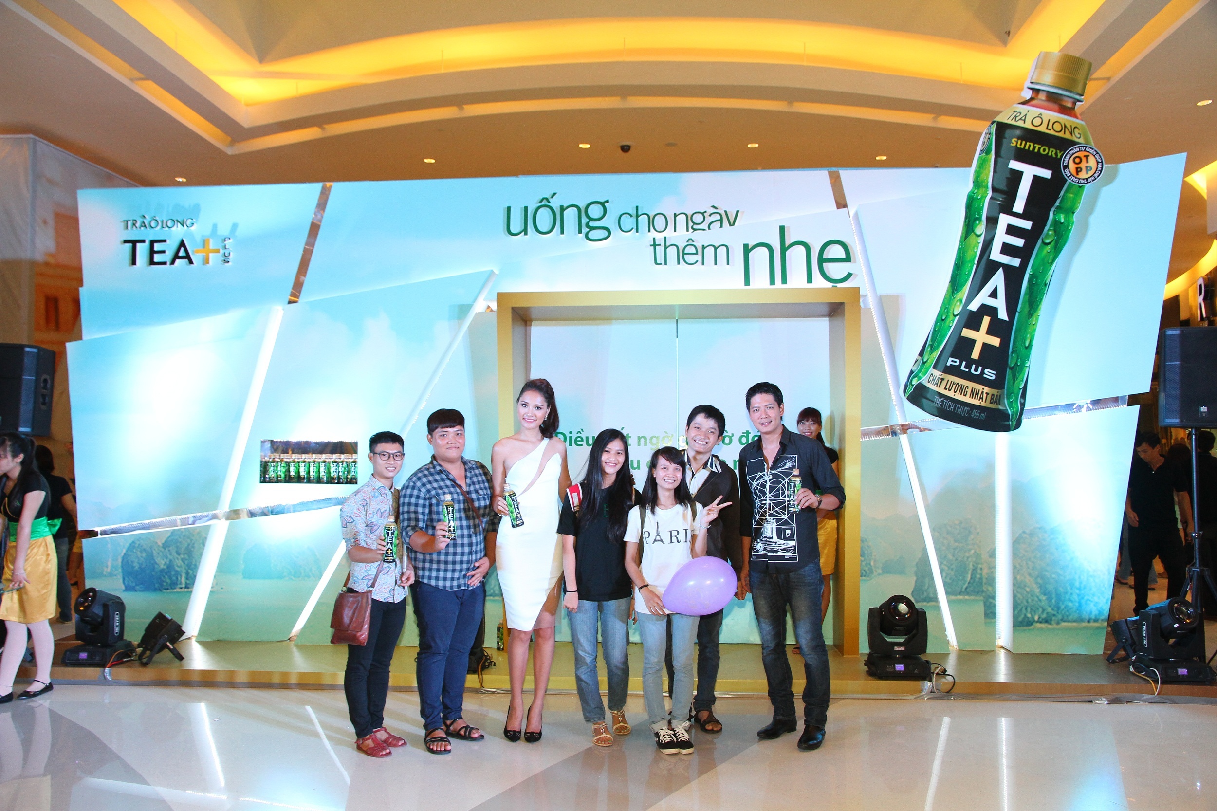 Bình Minh và Hương Giang chụp hình cùng người hâm mộ