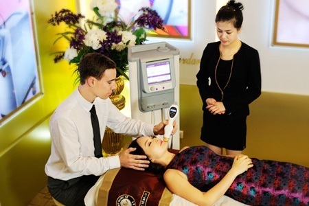 Giữ mãi nét tươi trẻ của làn da tuổi thanh xuân - 3 Diễn viên Lan Phương đang chăm sóc da bằng công nghệ Thermage.