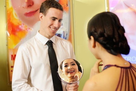 Giữ mãi nét tươi trẻ của làn da tuổi thanh xuân - 4 Lan Phương hài lòng với kết quả sau điều trị.