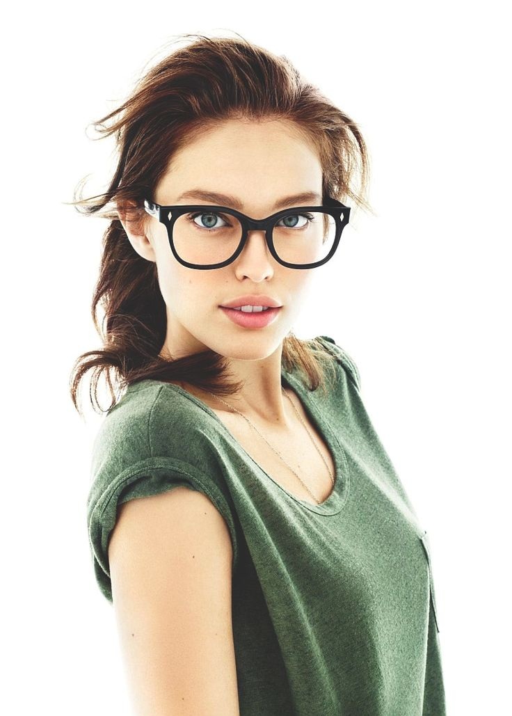 Cận thị, nên đeo kính hay mổ mắt laser?