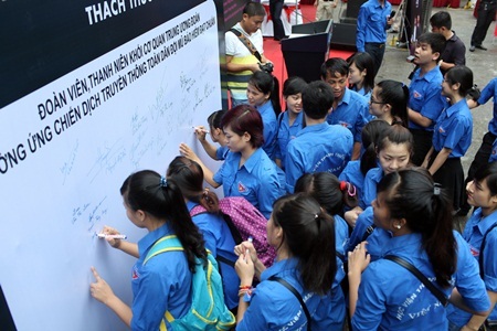 150.000 chữ ký ủng hộ đội mũ bảo hiểm chất lượng - 1 Hào hứng ký tên cam kết đội mũ bảo hiểm đạt chuẩn