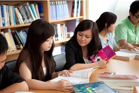 Đại học Sunderland - một chặng đường thành công tại Việt Nam - 3 Xen kẽ trong giờ học lý thuyết là các bài tập thực hành.