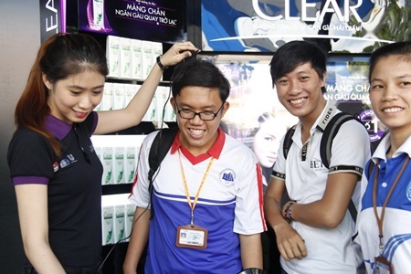 Tổ chức các hoạt động soi da đầu và tư vấn cách chữa trị các bệnh về da đầu