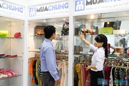 Mừng khai trương Muachung 204 Lý Thái Tổ, TPHCM - 3 Đội ngũ nhân viên tận tình tư vấn và chỉ dẫn cho khách hàng
