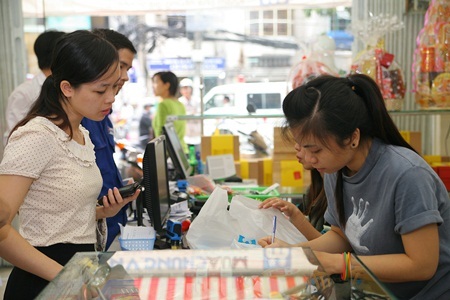 Phục vụ khách lấy hàng và thanh toán nhanh gọn