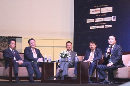 Ông Vũ Đình Tùng - Tổng giám đốc Ngân hàng OCB (thứ 2 từ phải qua) tham gia buổi thảo luận.
