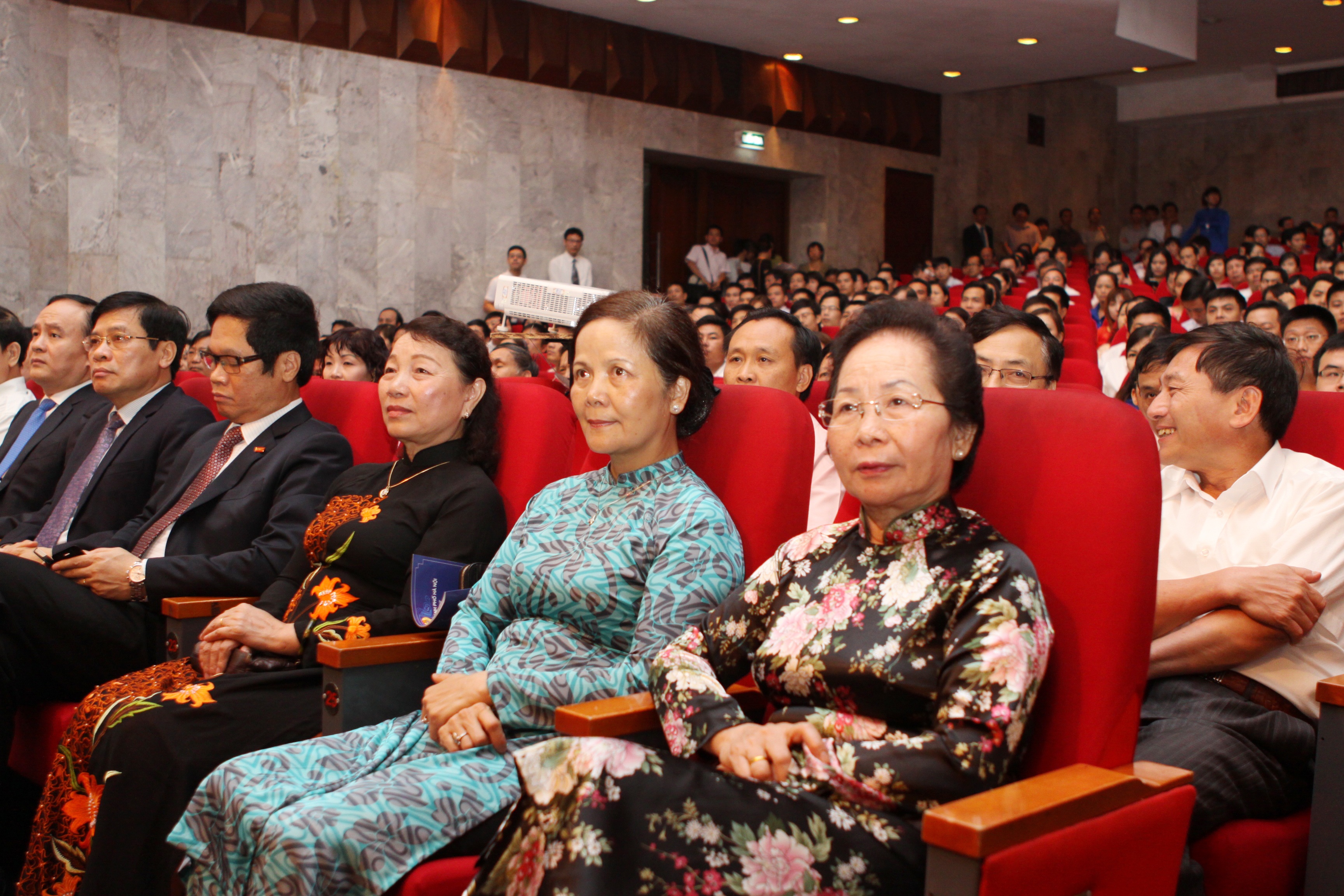 UBND TP Hà Nội tặng Bằng khen cho Dược sĩ Lê Thị Bình - 1 UBND TP Hà Nội tặng Bằng khen cho Dược sĩ Lê Thị Bình