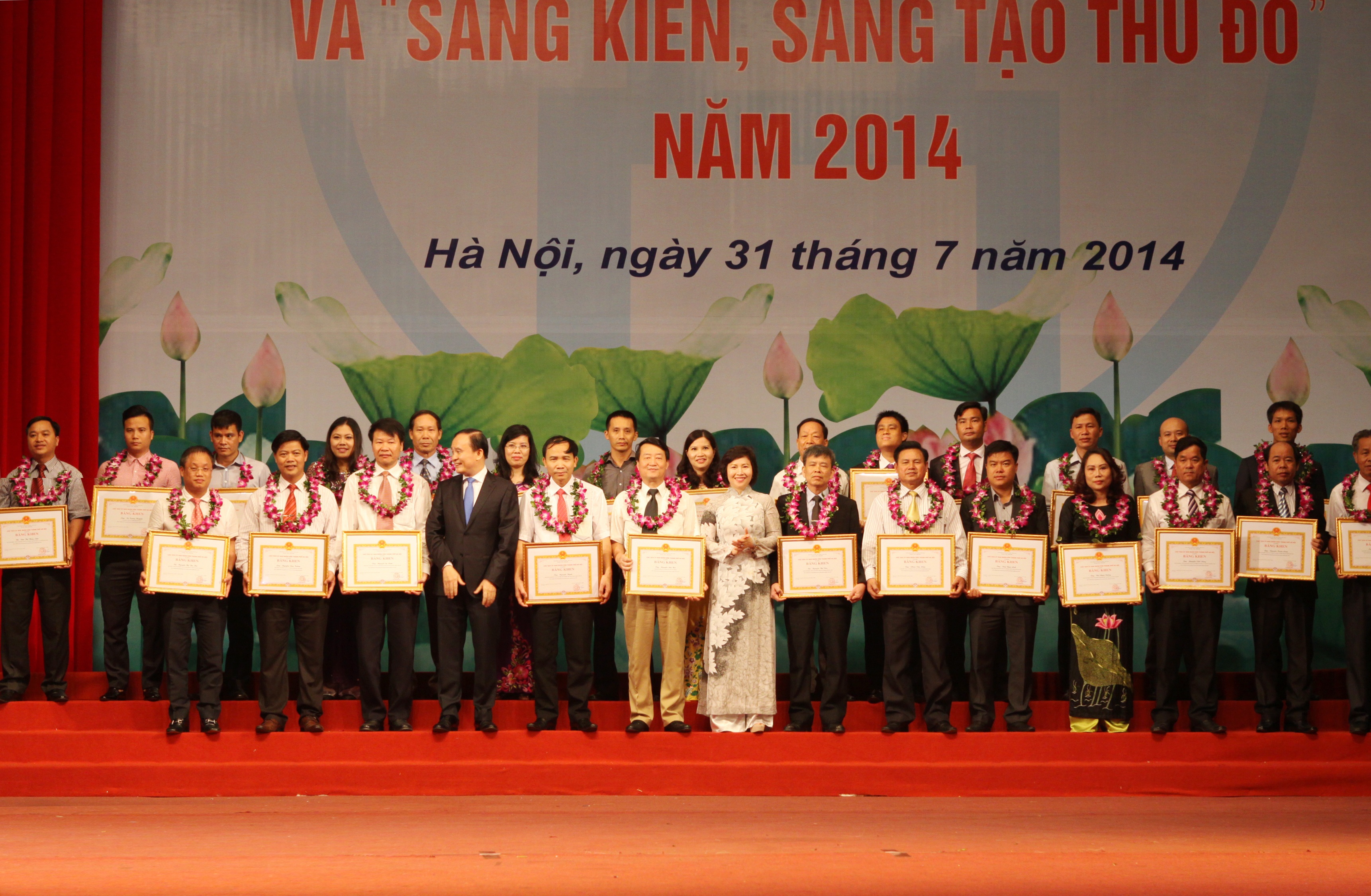 UBND TP Hà Nội tặng Bằng khen cho Dược sĩ Lê Thị Bình - 3 Các Doanh nhân tiêu biểu được nhận Bằng khen của UBND TP.Hà Nội