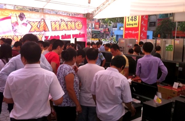 Gian hàng các sản phẩm bầy mẫu được thanh lý thu hút rất đông khách hàng