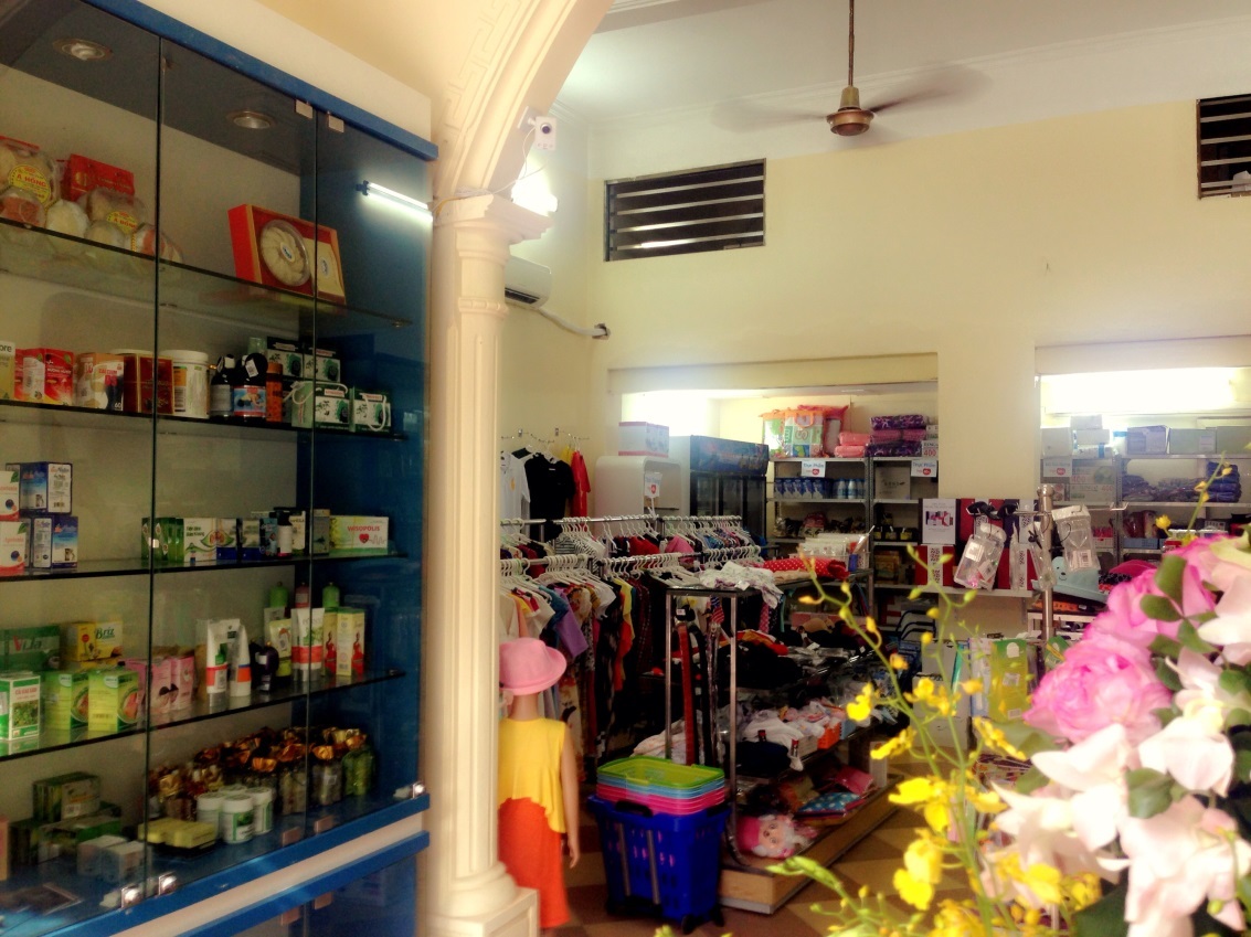 Mừng khai trương cửa hàng Muachung 15 Hàng Bún - 2 Đa dạng hàng hóa được bày khoa học
và đẹp mắt bên trongĠcửa hàng