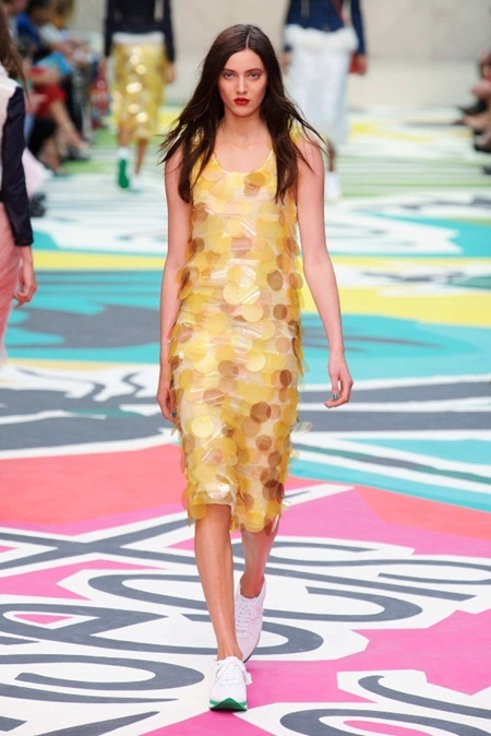 BST Burberry Prorsum nữ Xuân Hè 2015: Cảnh sắc vườn xuân - 1 Theo: