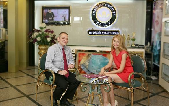 Chuyên gia Boris Kunsevitsky trong
chuyến công tác trướcȠtại Thẩm mỹ Quốc tế Bally