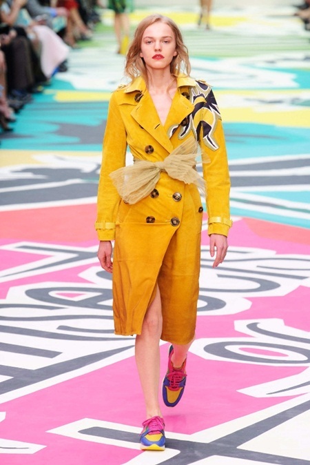 BST Burberry Prorsum nữ Xuân Hè 2015: Cảnh sắc vườn xuân - 4 Theo: