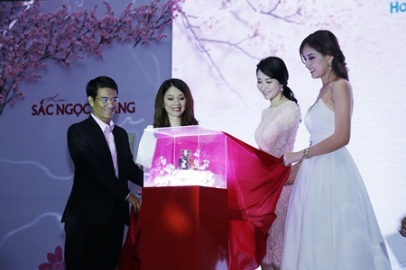 Công ty Hoa Thiên Phú ra mắt kem Sắc Ngọc Khang - 1 Hoa hậu Việt Nam 2012