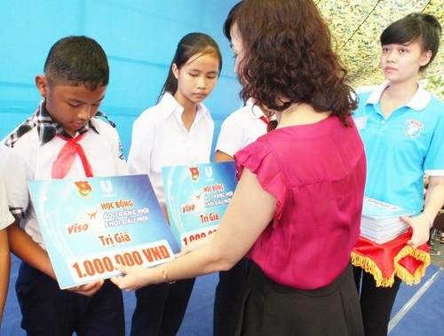 Niềm vui nhận học bổng của cậu học trò giỏi vượt khó đầu năm học mới - 2 Niềm vui nhận học bổng của Thư sau chặng đường dài