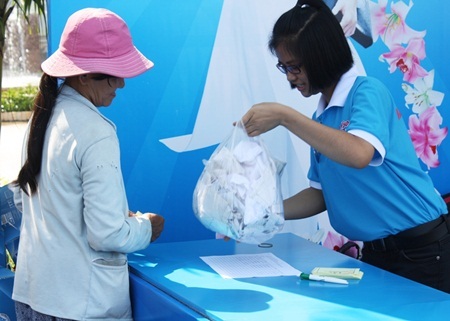 Bài học yêu thương từ việc giặt áo - 2 Bà Nguyễn Thị Ba đã quyên 10 chiếc áo