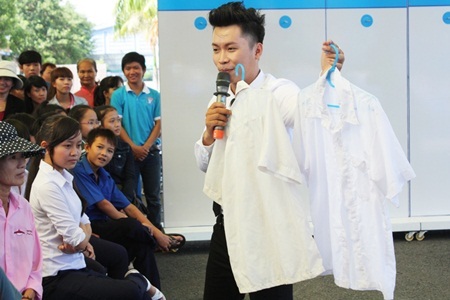 Sau khi giặt với Viso trắng sáng mới, chiếc áo (ngoài cùng) đˣ đạt
mức trắng sáng nhất.