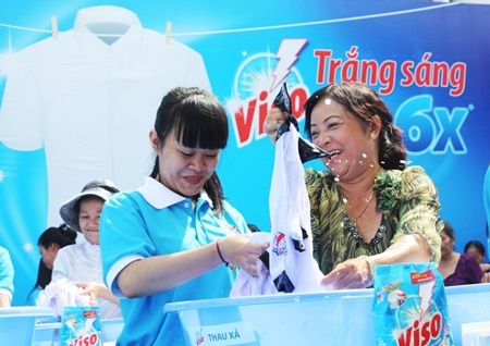 Nhiều bà nội trợ đã tìm được giải pháp làm sạch áo trắng.