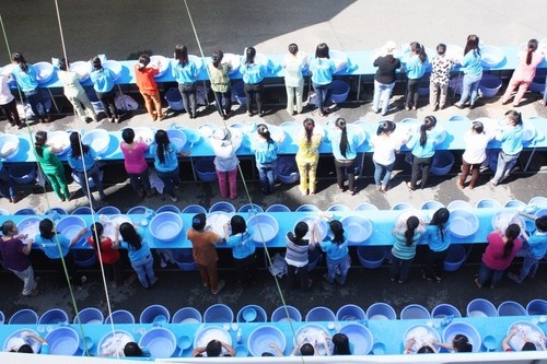 Hàng trăm bà nội trợ đã tham gia giặt áo cho các em học sinh.