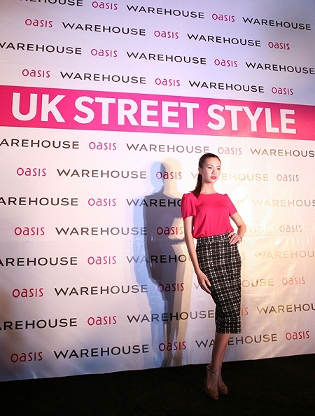 Các người mẫu xinh xắn trong trang phục mới Thu-Đông 2014 của thương hiệu Warehouse.